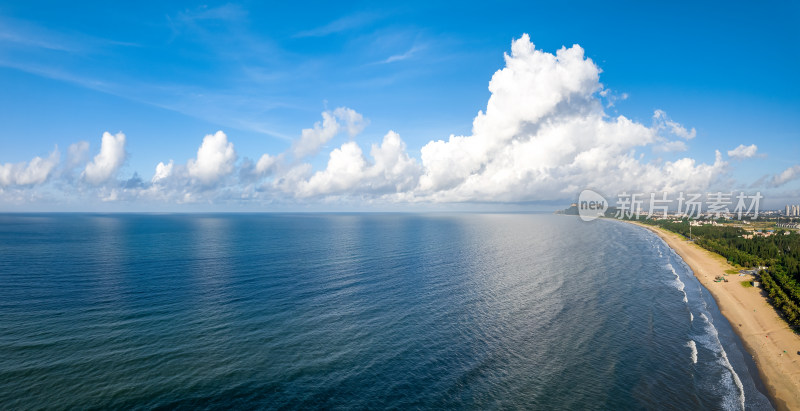 辽阔大海与沙滩边的壮阔风景