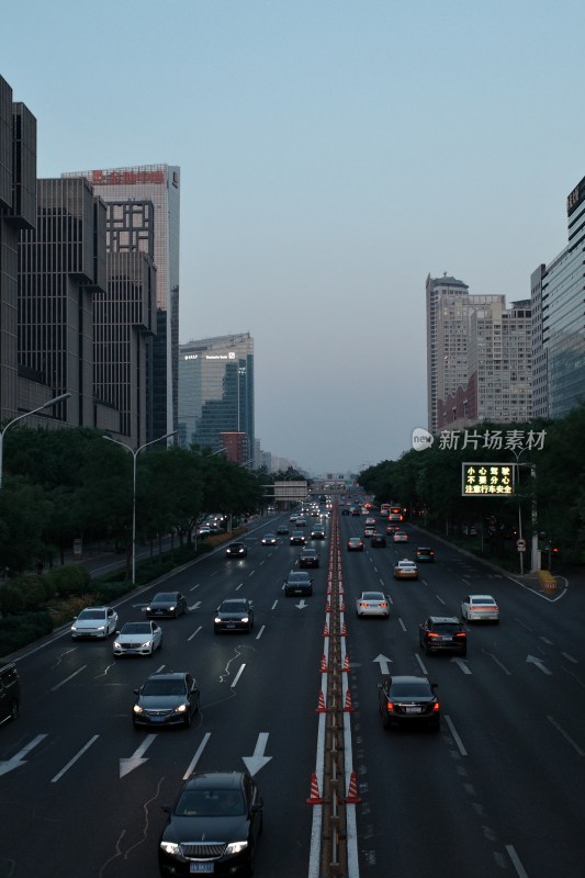 城市道路高楼与行驶车辆