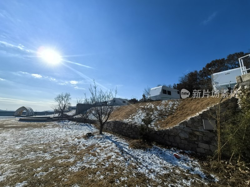 山东文登天福山水库山水露营地雪景