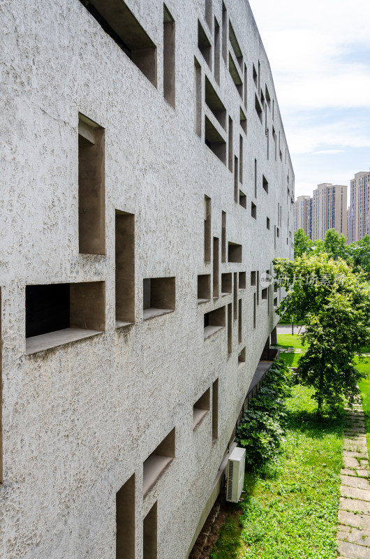 带绿植墙的特色建筑外景