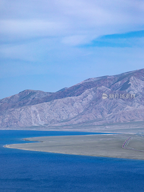 夏天新疆赛里木湖的草原和蓝色湖泊风景