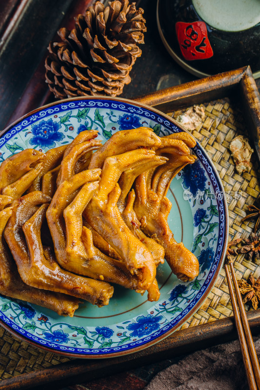 卤鸭爪美食