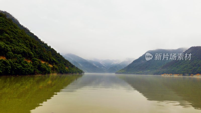 桐庐富春江上的自然风景