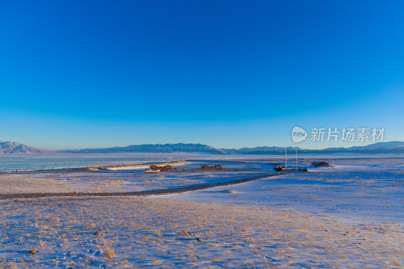 新疆冬季赛里木湖雪景雪山冰湖蓝冰日照金山