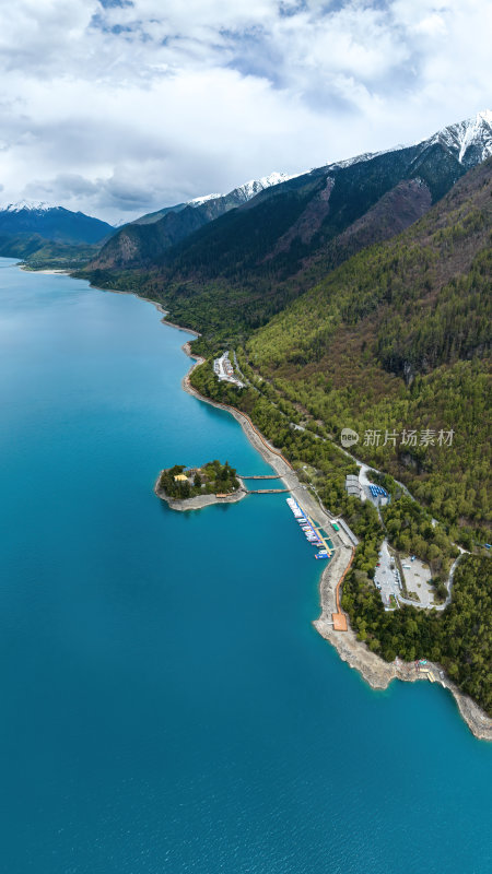 西藏林芝地区巴松错村庄神湖春色高空航拍