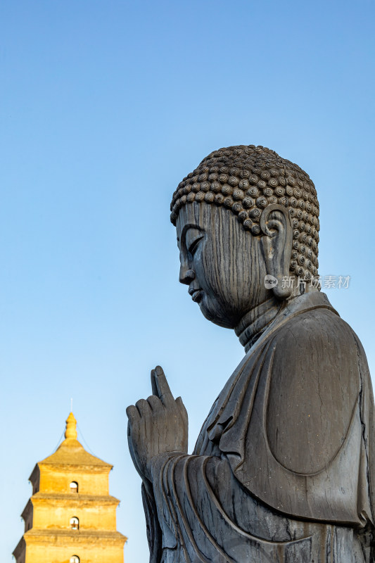 西安大雁塔大慈恩寺遗址公园释迦牟尼像景观