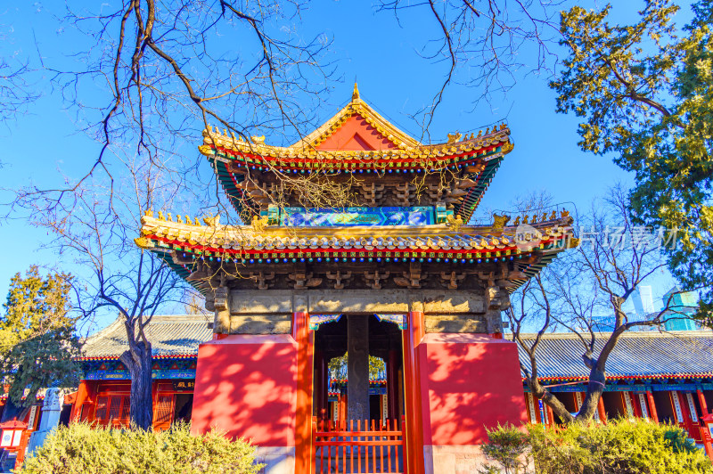 北京冬季阳光下的东岳庙古建筑