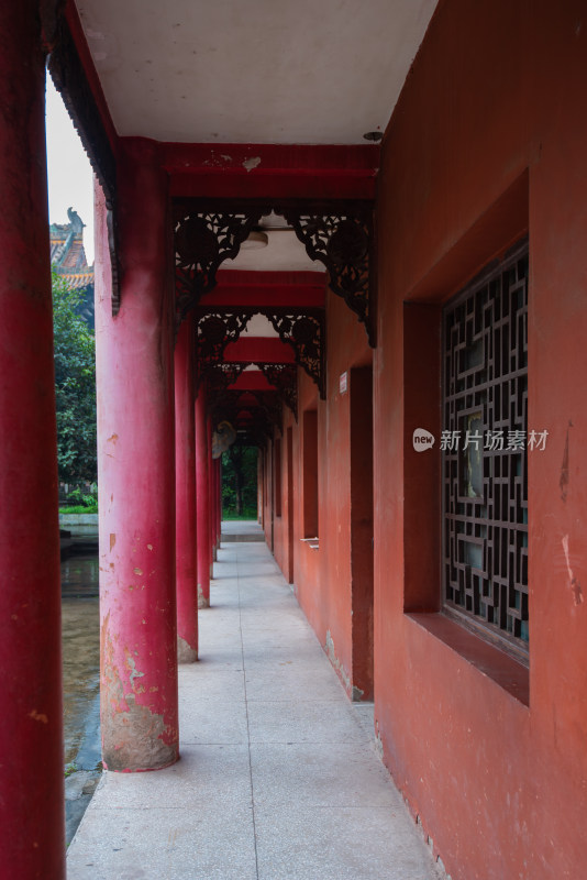 寺庙里的红色走廊