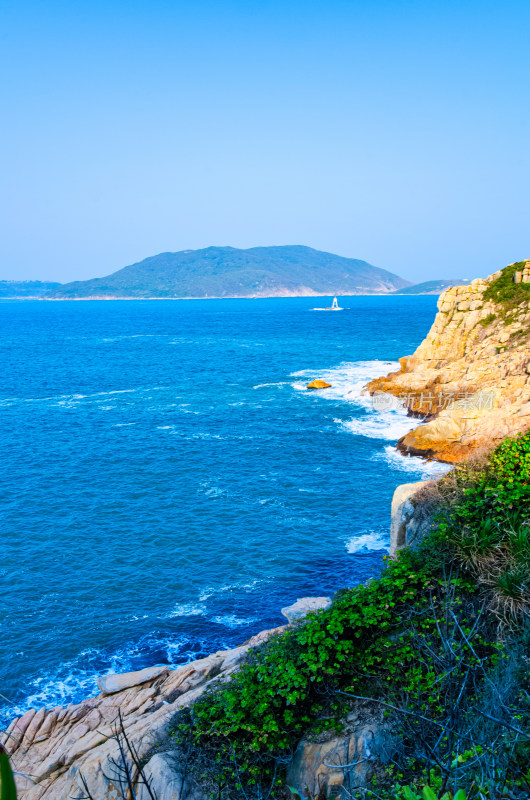 香港石澳海岸公园海浪拍打礁石