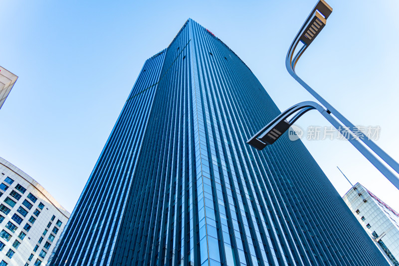 沈阳北站建筑群城市街道车辆穿行的繁忙景象