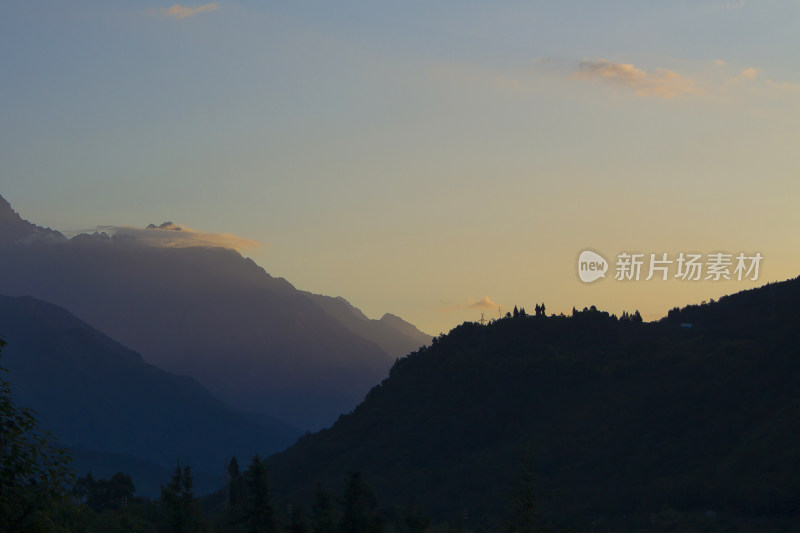 山峰天空早晨朝阳