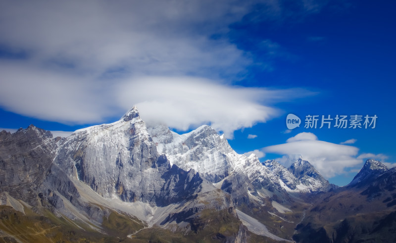 雪山上的帽子云自然风景