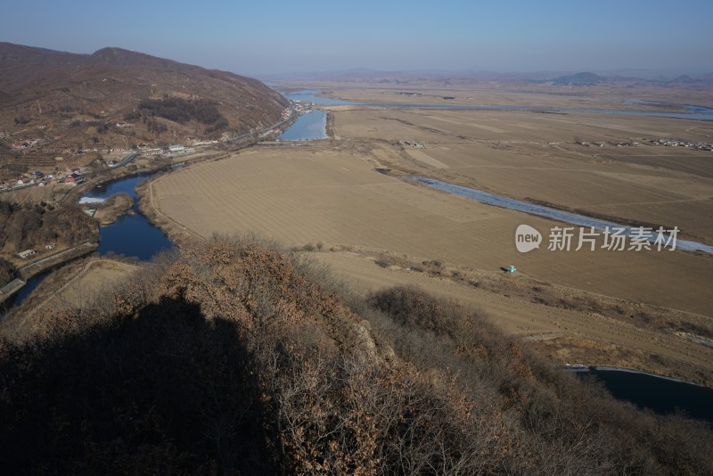 辽宁丹东虎山长城俯瞰鸭绿江风光