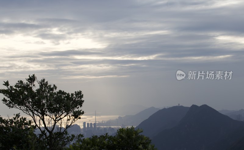 山林景观中的城市远景