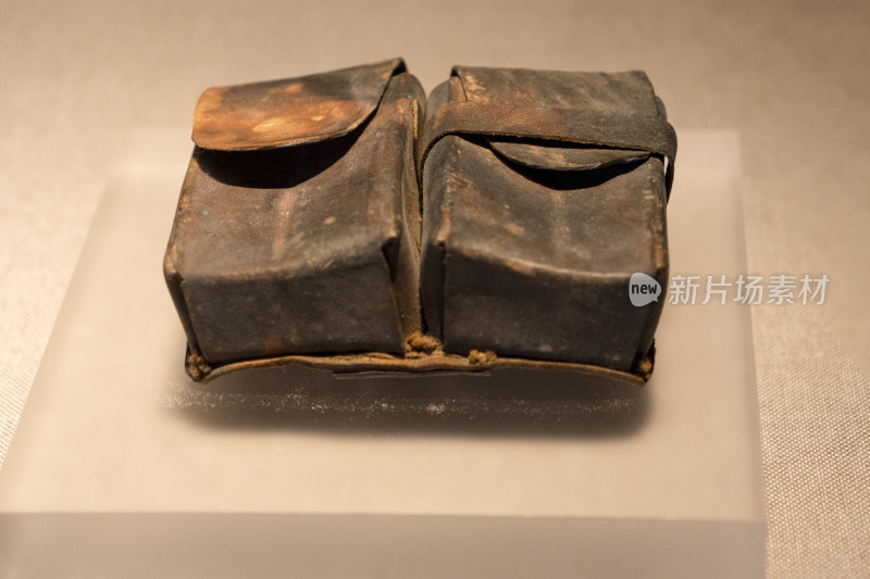 粤桂边八支队队长自制牛皮弹盒