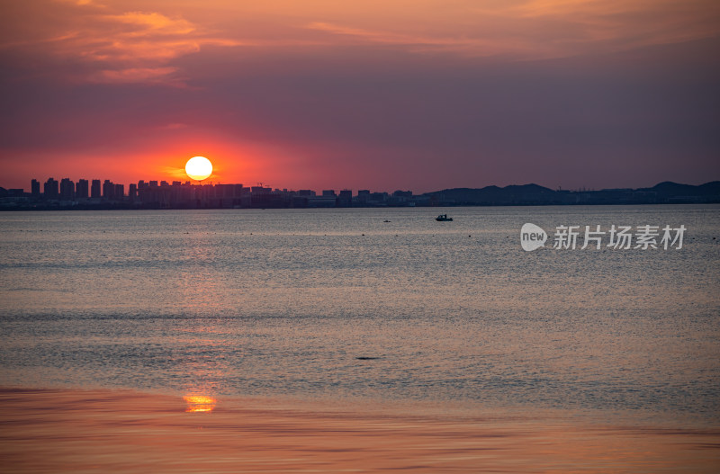 山东烟台金沙滩景区海上日落晚霞景观