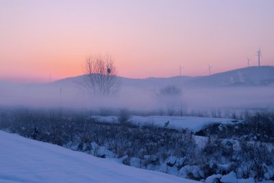 雪后日出优美的山村风景