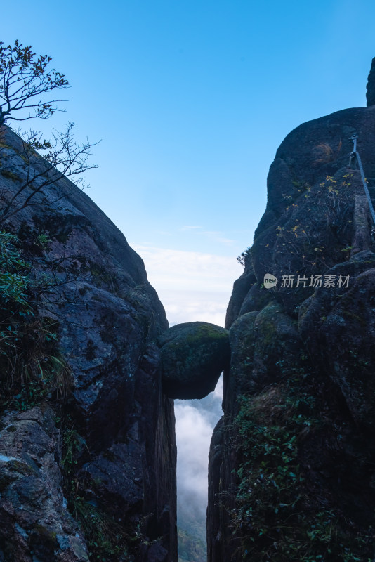 云雾下，安徽黄山风景区一线天风光