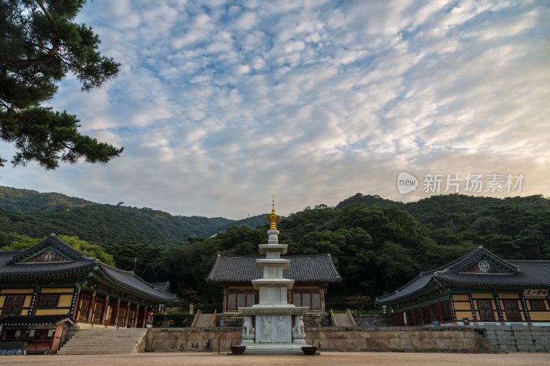 韩国寺院的白塔