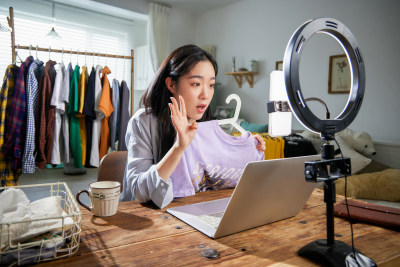 年轻女人在线直播卖衣服