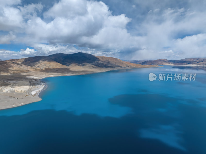 西藏日喀则佩古措蓝色湖泊大环线高空航拍