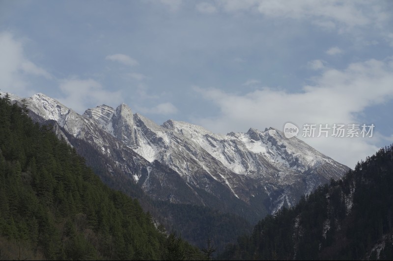 九寨沟绚烂多彩的湖泊河流高山航拍特写