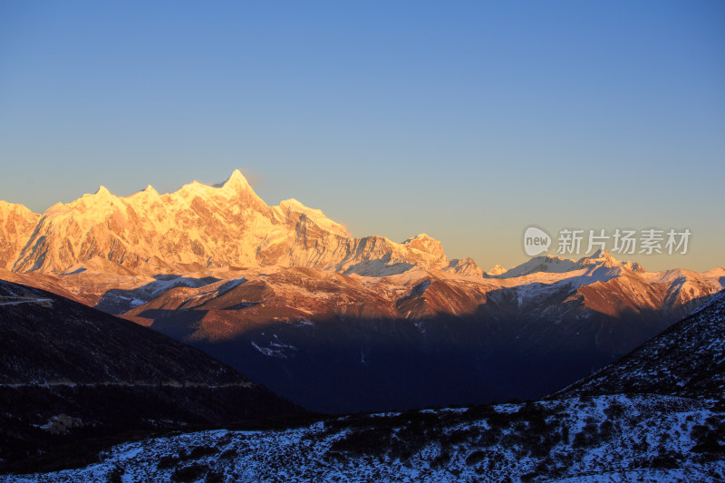 西藏林芝雪景南迦巴瓦峰日照金山雪山夕阳