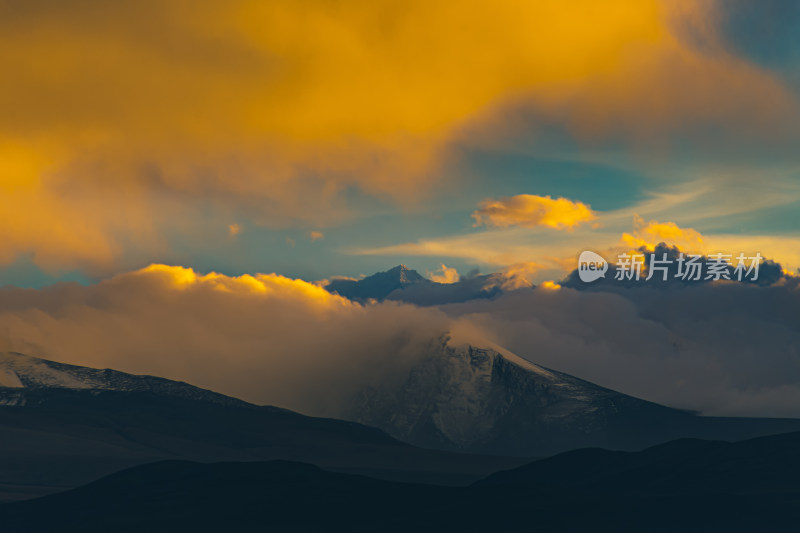 晚霞中的干城章嘉峰