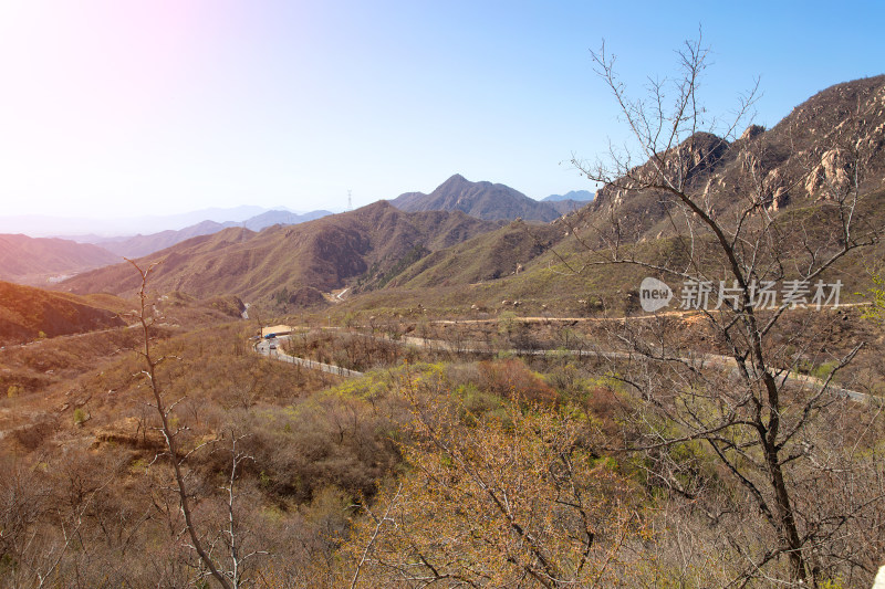 北京昌平昌赤路上观景台远眺大山