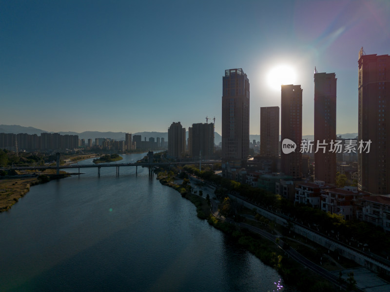 城市江河两岸的高楼建筑群鸟瞰全景