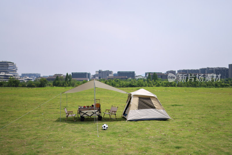草坪上的帐篷