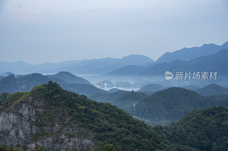 浙江杭州大朗山自然风光，在夕阳下的村庄