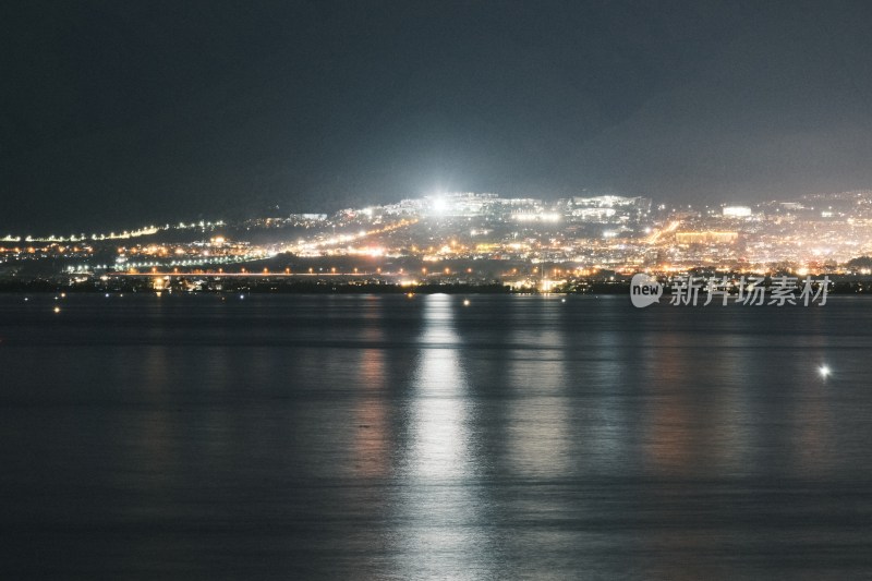 夜晚城市灯光倒映水面景观