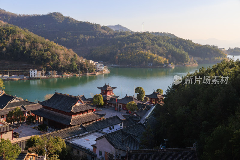 浙江天台桐柏宫古建筑环绕的湖泊风景