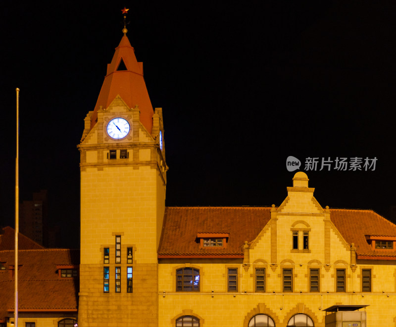 青岛火车站夜晚钟楼建筑夜景