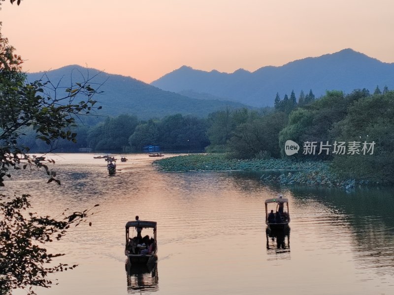 山水间的小船，夕阳下的宁静湖景