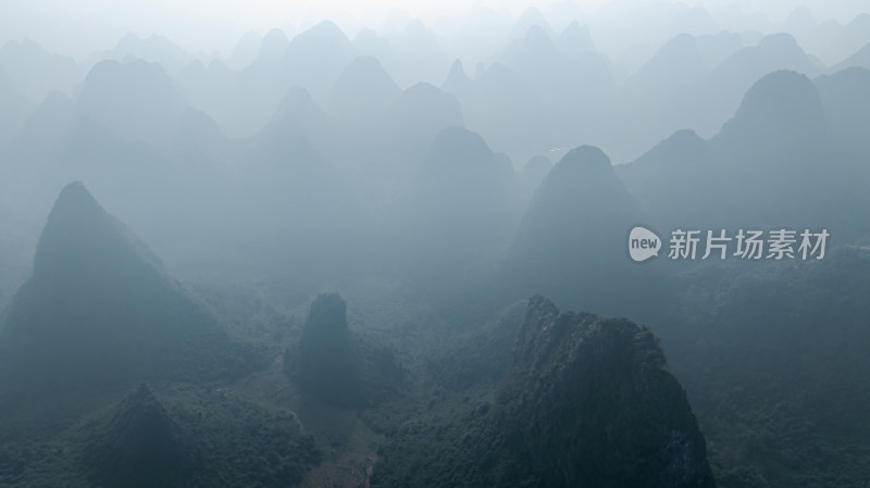 秋天早晨雾蒙蒙的桂林喀斯特地貌群峰