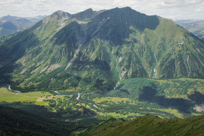 旅游背景宏伟的山脉鸟瞰