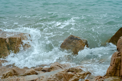 海水冲刷大岩石的局部特写