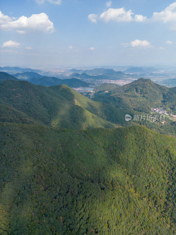 航拍蓝天白云下的青山河流村庄风光