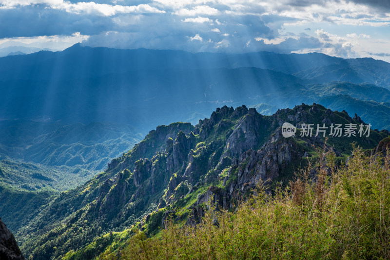 阳光照射下的崇山峻岭自然风景