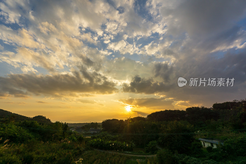 落日余晖下的田园风光