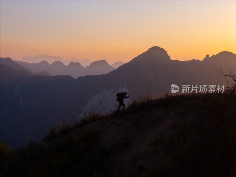 徒步登山户外运动成功登顶