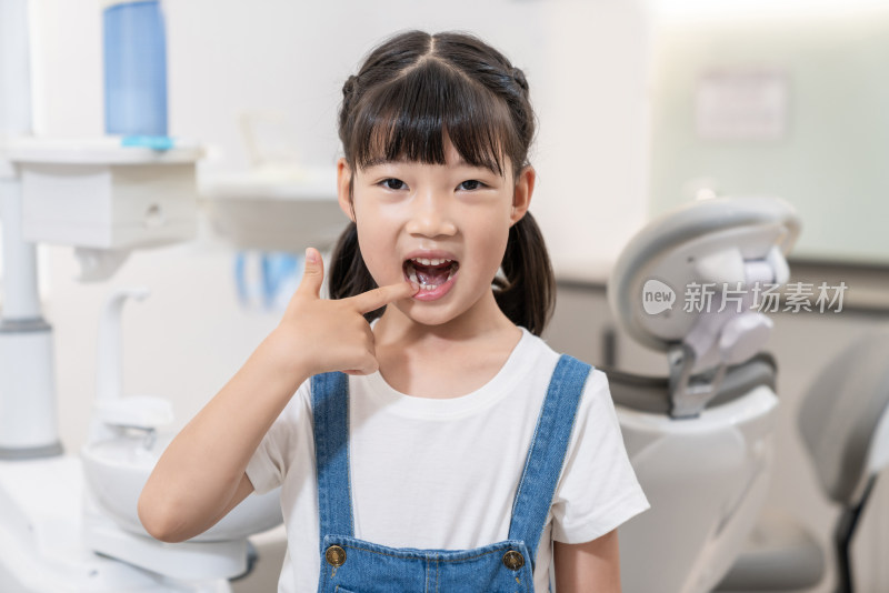 小女孩在牙科诊所