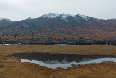 航拍新疆喀纳斯鸭泽湖秋景