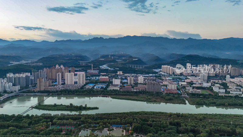 陕西宝鸡渭河清晨风光航拍图