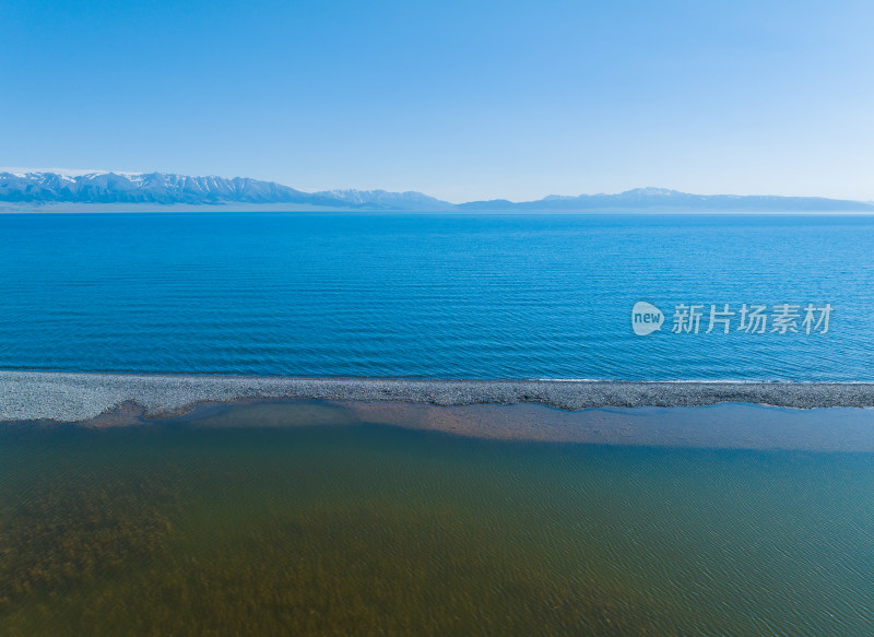 夏天蓝色的新疆赛里木湖