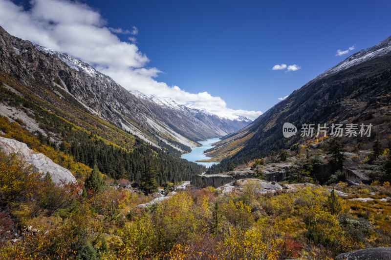 西藏林芝藏东南念青东曲通线中的冻措秋景