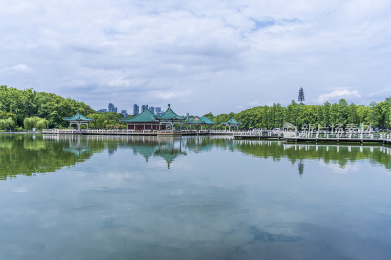 武汉东湖风景区碧潭观鱼景点风光