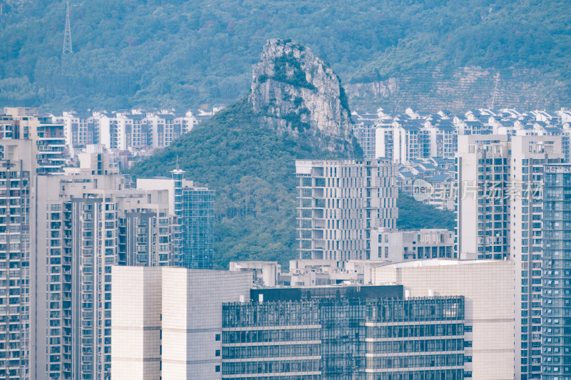 广西柳州马鹿山-楼群包围的山峰